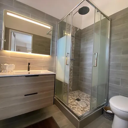 Villa Avec Piscine Interieure, 5 Chambres, Proche Et Commerces A - Fr-1-374-220 *