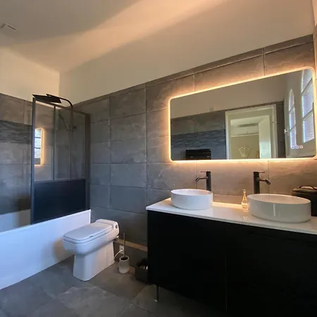 Avec Piscine Interieure, 5 Chambres, Proche Et Commerces A - Fr-1-374-220 *
