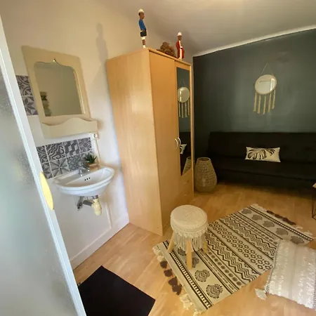 Avec Piscine Intérieure, 5 Chambres, Proche Et Commerces à - Fr-1-374-220