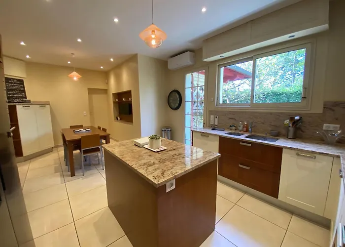 Avec Piscine Interieure, 5 Chambres, Proche Et Commerces A - Fr-1-374-220 Vila *